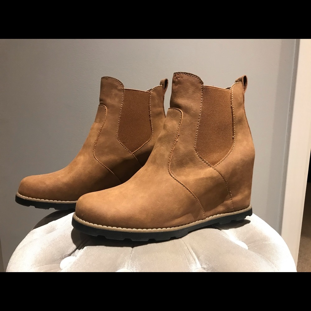 Beautiful tan wedge boots, like new!!!